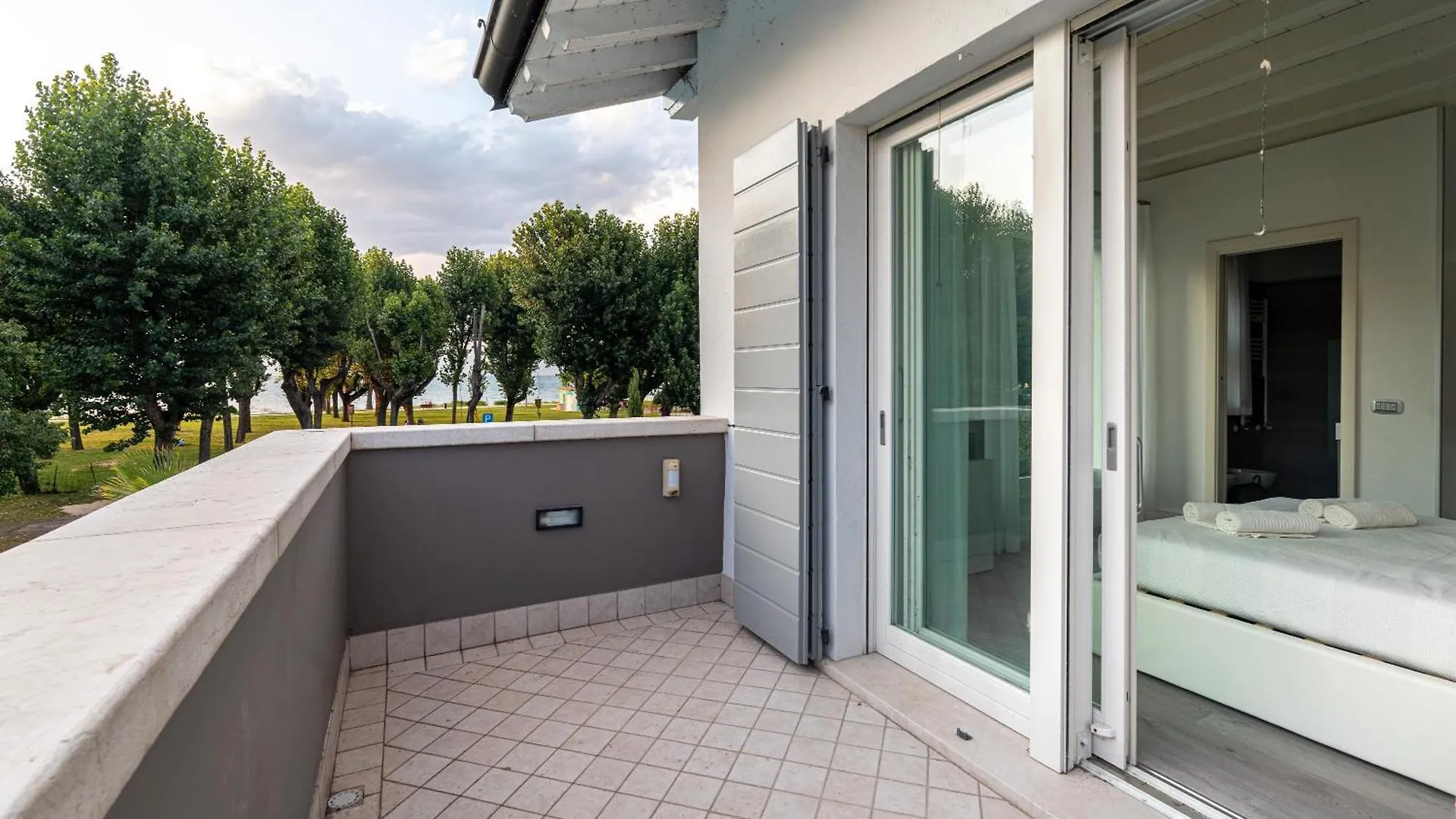 Villa Sirmione Front Lake