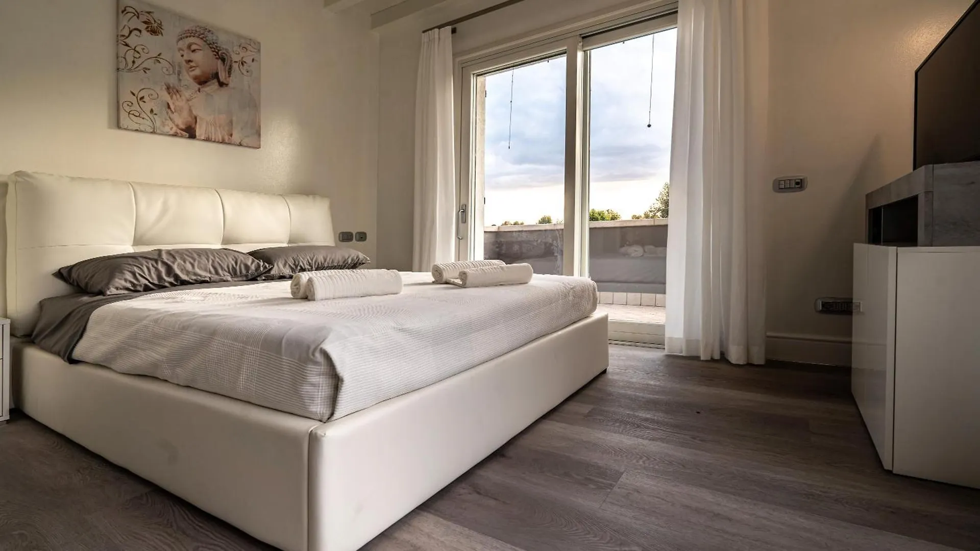 Villa Sirmione Front Lake